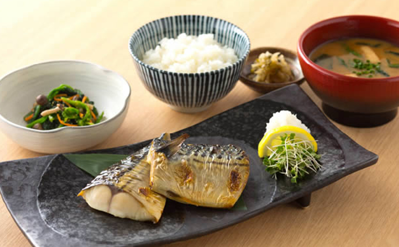 Ichiju Sansai, una sopa y tres platos
